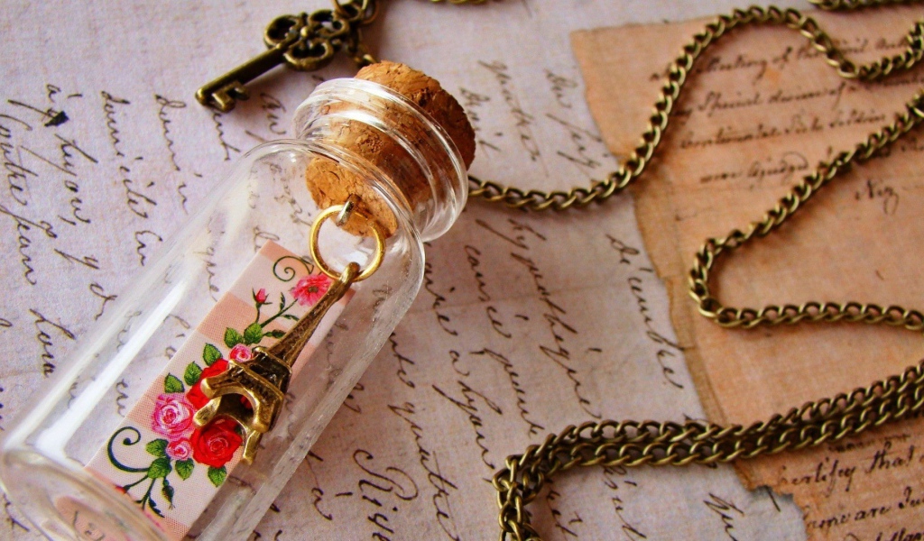 Оригинальный брелок на цепочке