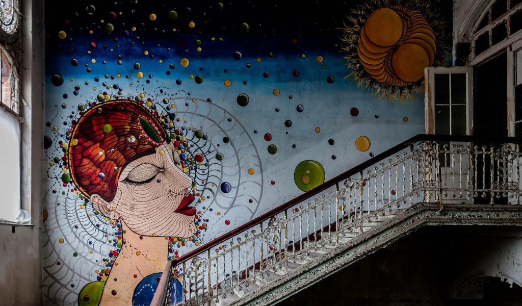 Картина на стене в заброшенном доме