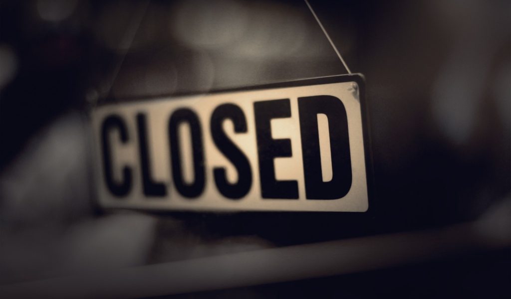 Табличка Закрыто в окне