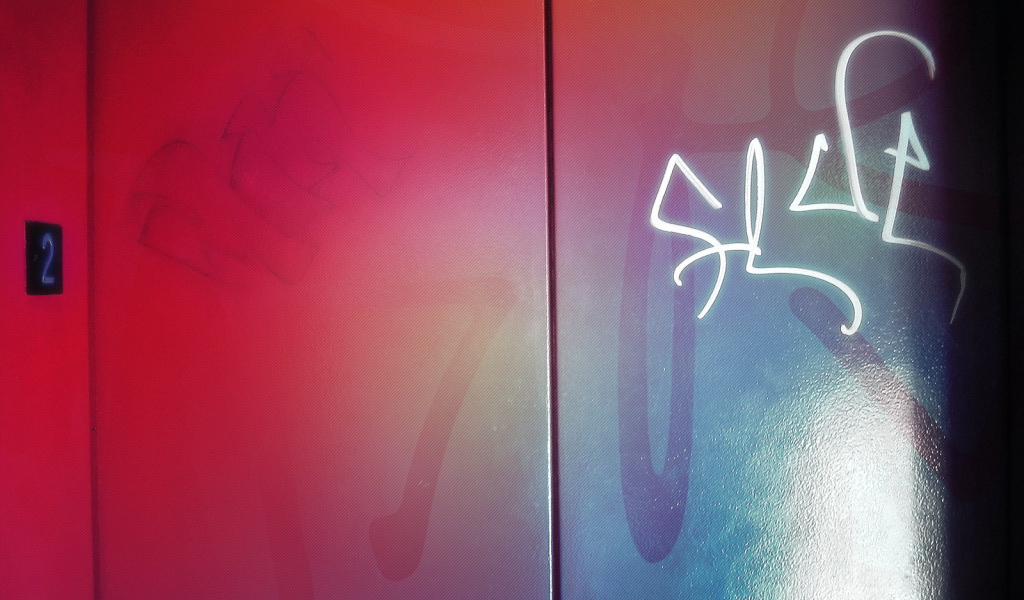 Надпись на двери лифта