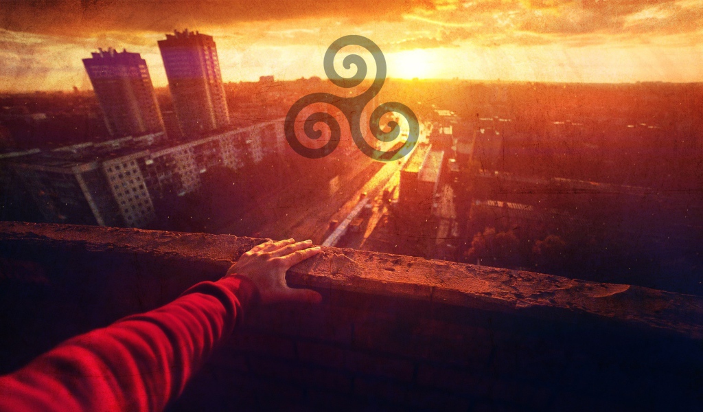 Символ солнца на фоне города