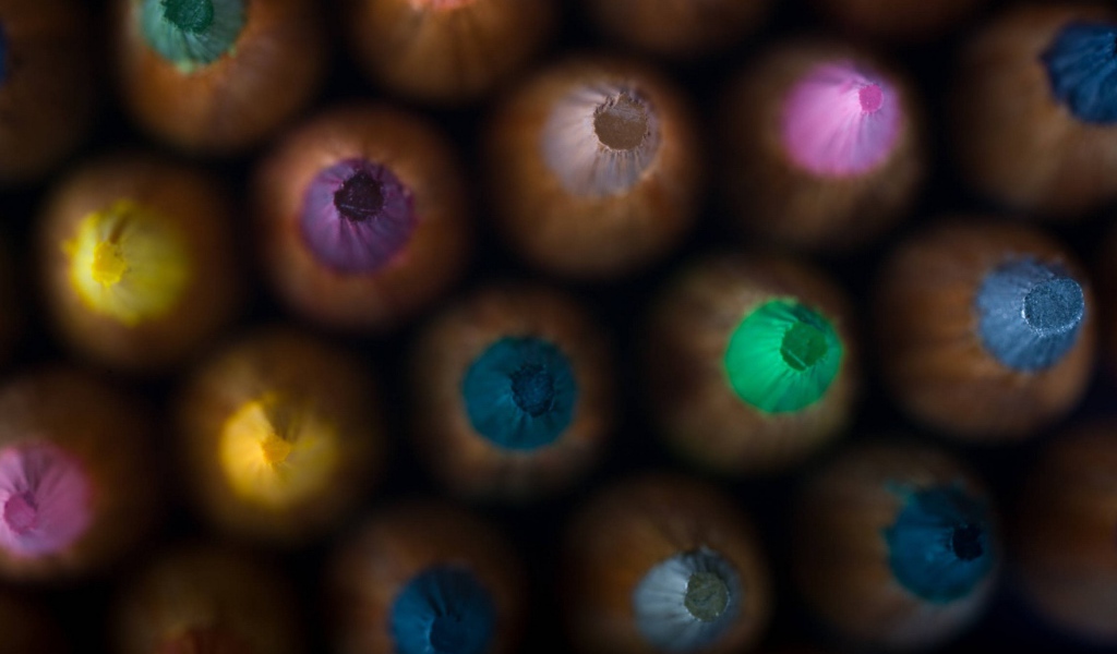 Кончики разноцветных карандашей