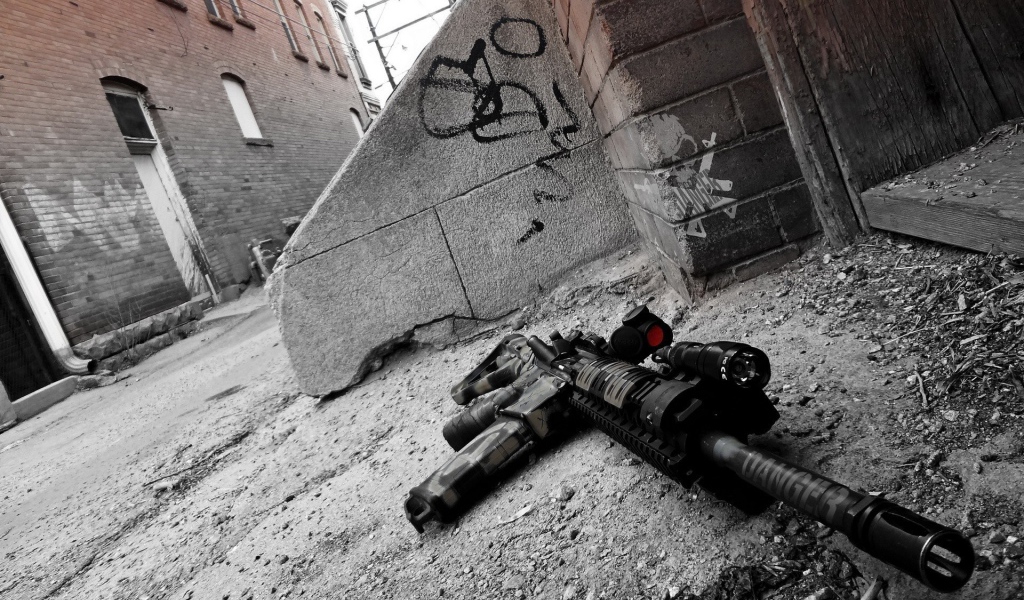 Оружие лежит у стены на улице