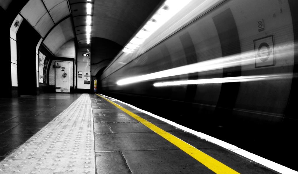 Желтая линия на краю платформы в метро, Лондон