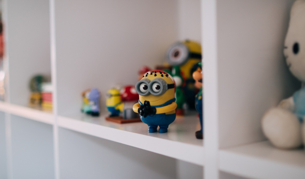 Игрушка Миньон на полке