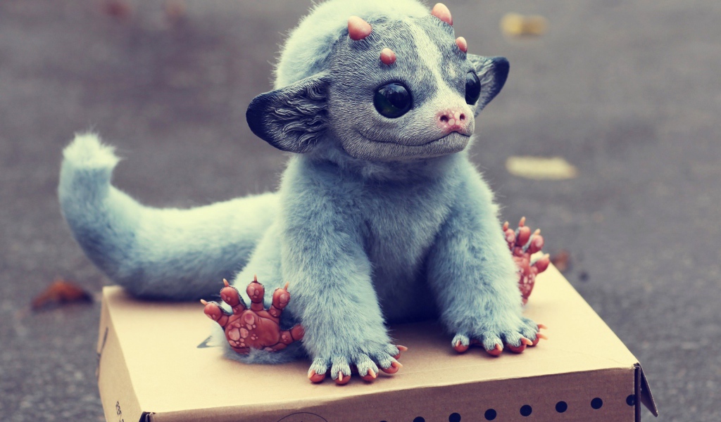 Игрушечный зверек на картонной коробке