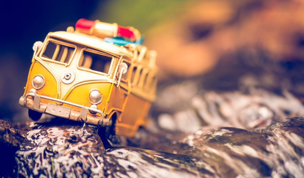 Игрушечная машина на фольге