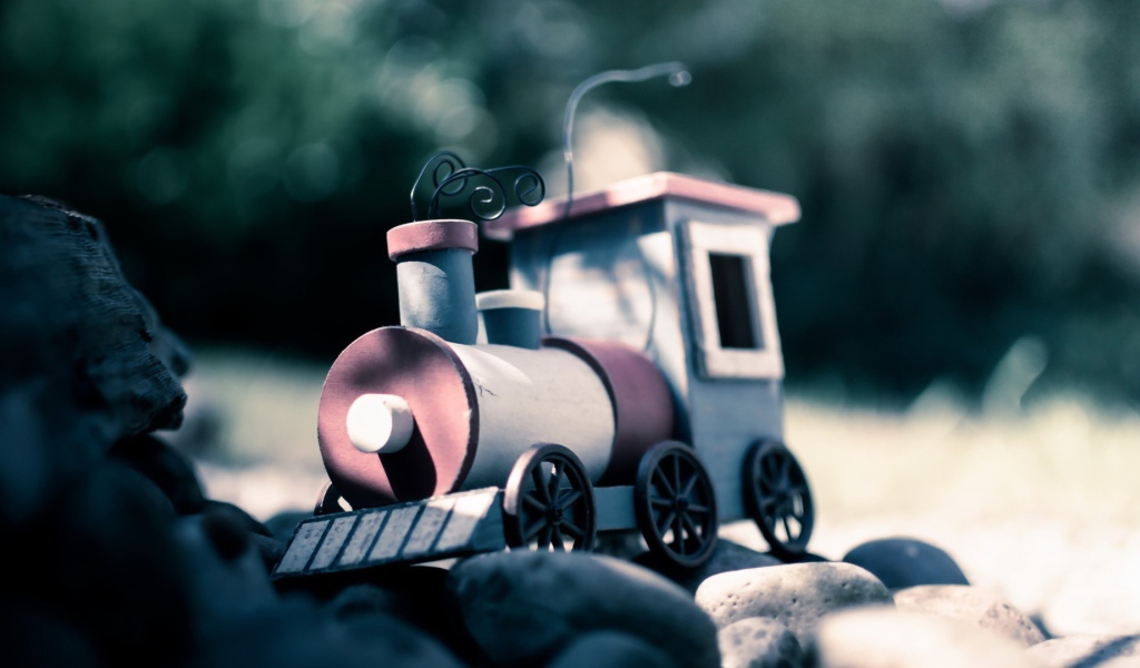 Игрушечный паровоз на камнях