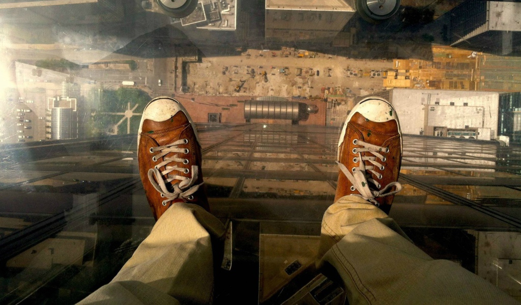 Прозрачный балкон в небоскребе