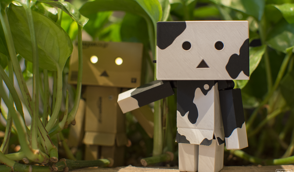 Два Дандо под листьями