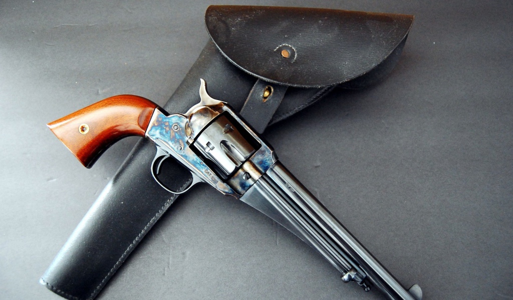 Старинный револьвер с кобурой