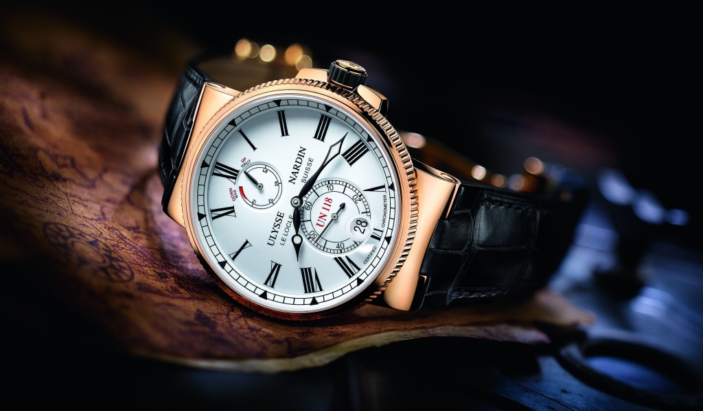 Наручные часы с черным кожаным ремешком