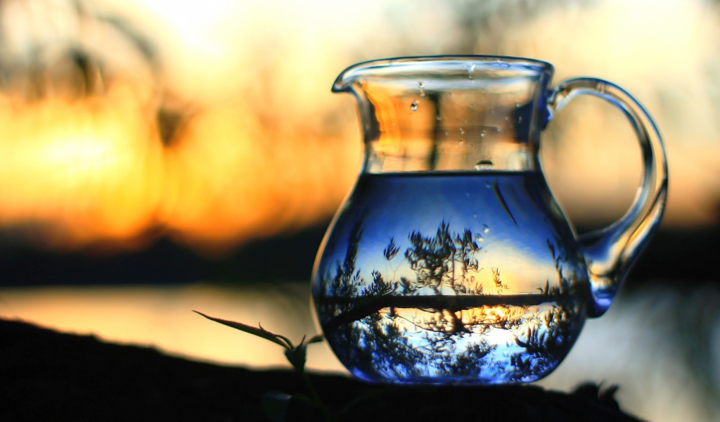 Вода в стеклянном кувшине