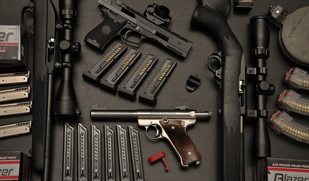 Оружие и боеприпасы на столе