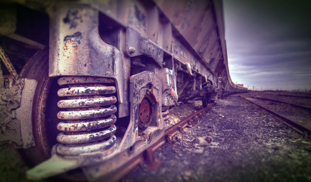 Колеса грузового поезда