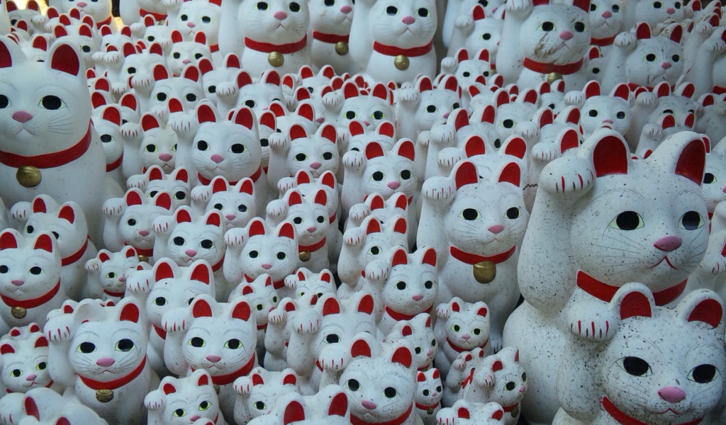 Керамические фигурки белых котов