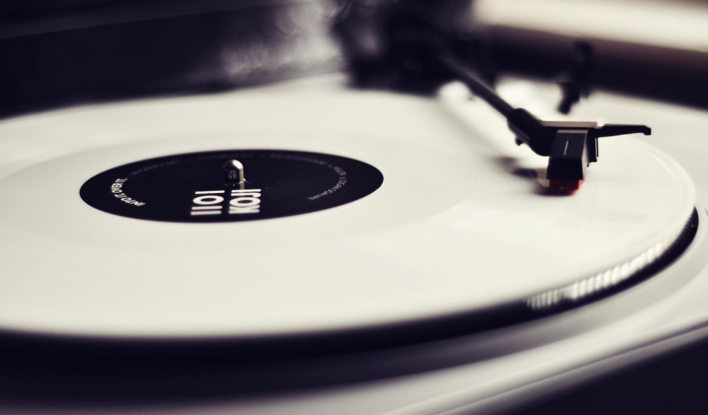 Белая пластинка в проигрывателе