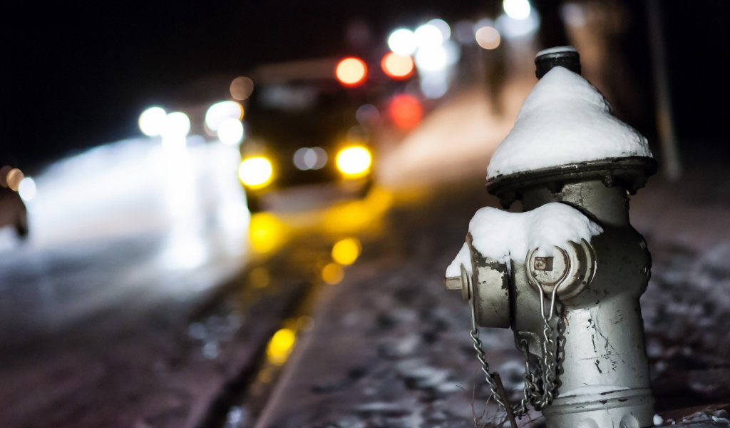 Белый пожарный кран на улице