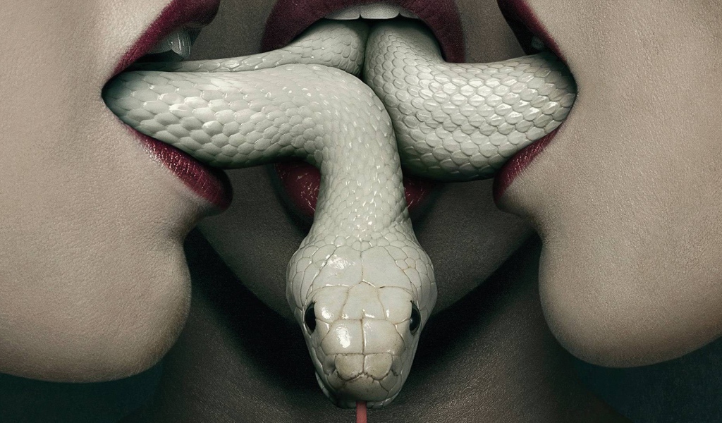Белая змея во рту у девушек