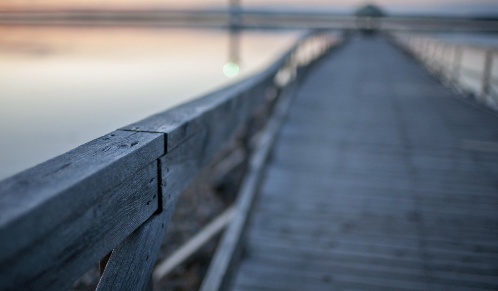 Перила деревянного моста через реку