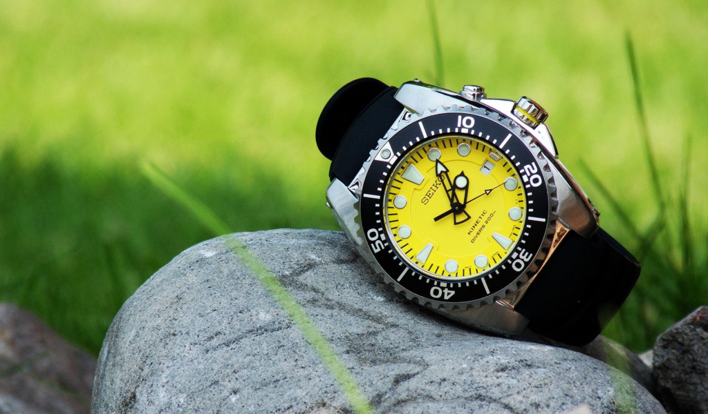 Желтые часы на камне