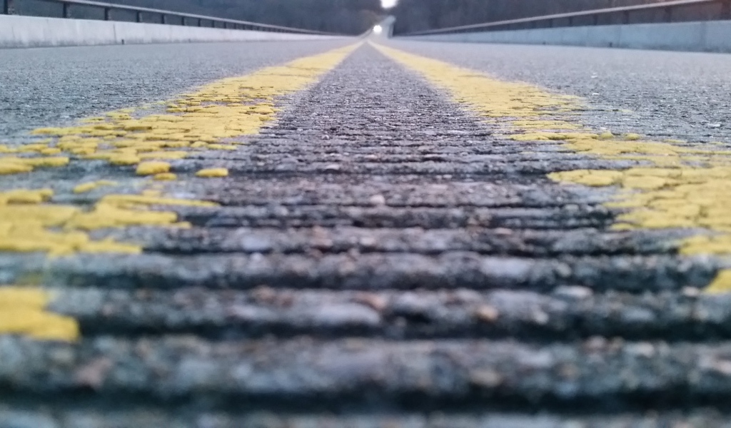 Желтая разметка на дороге