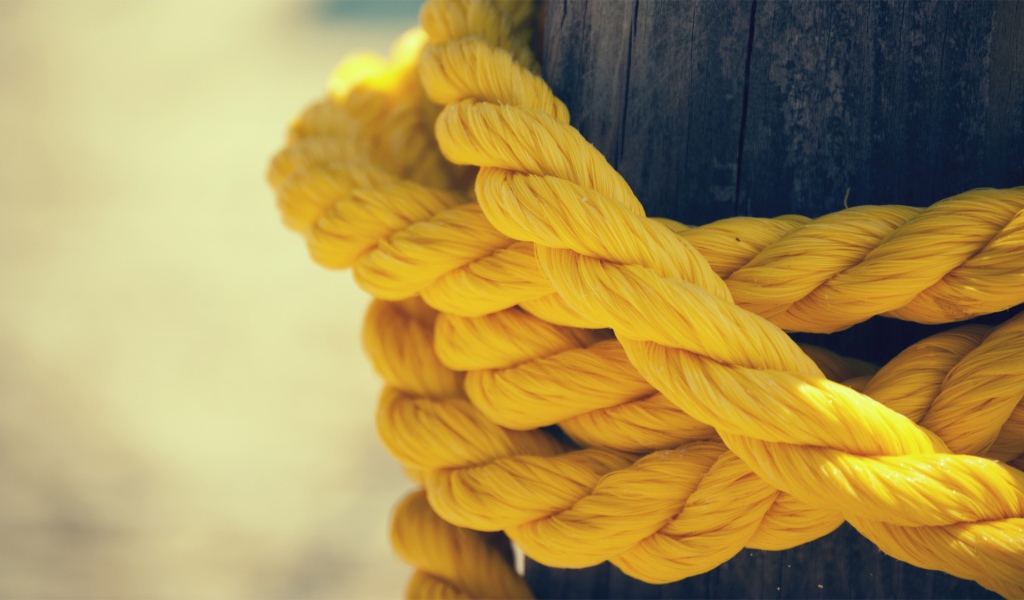 Желтая веревка на столбе