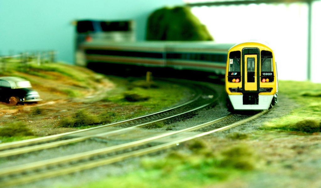 Желтый игрушечный поезд