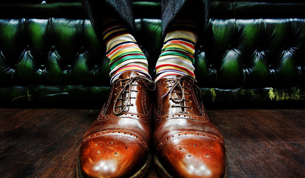 Ноги в коричневых ботинках