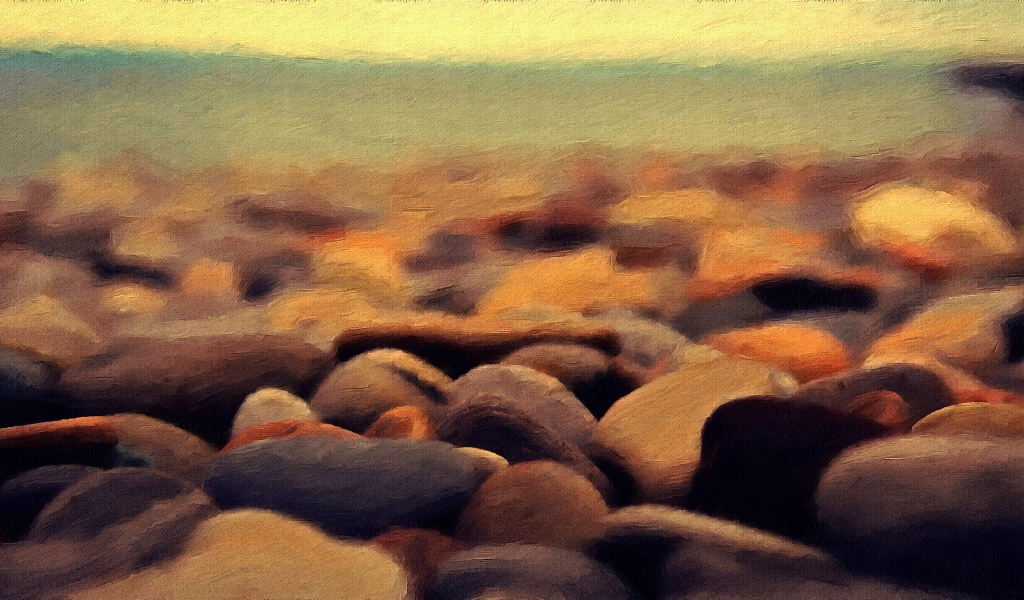 Нарисованная галька на берегу моря