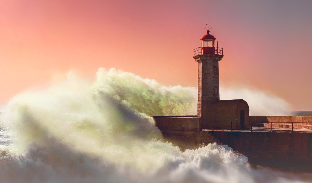 Волны прибоя накатывают на маяк