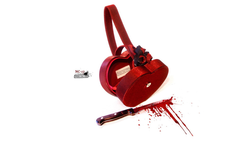 Сумка и нож в крови