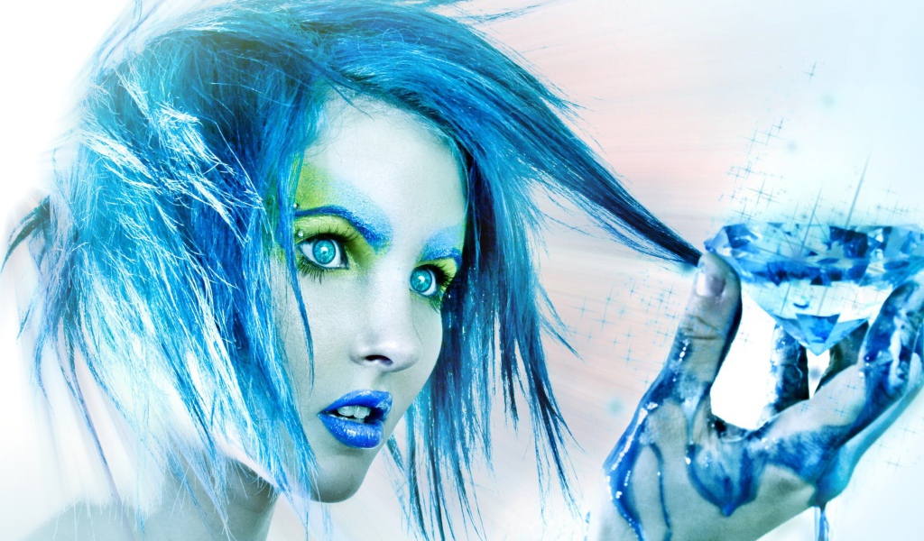 Синеволосая девушка смотрит на кристалл