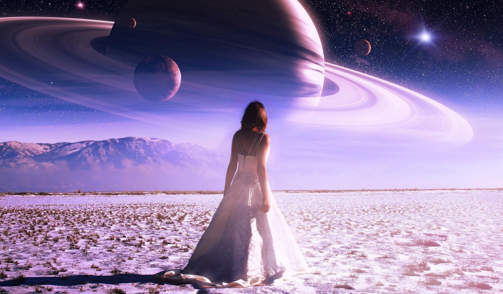 Девушка в белом платье смотрит на Сатурн