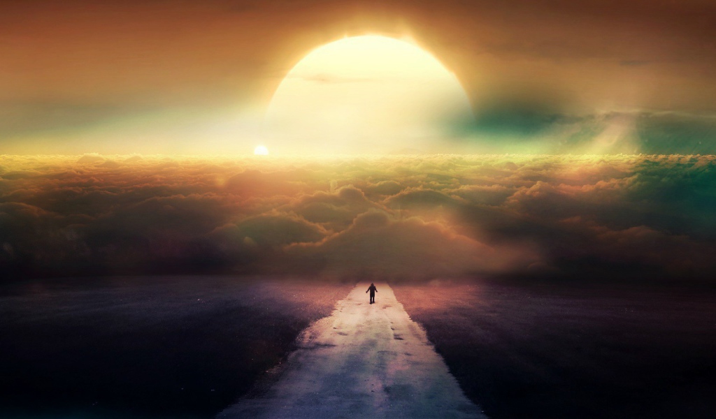 Человек идет на закат в облаках