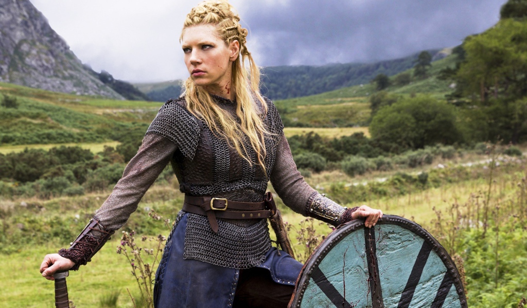 Актриса в роли девушки викинга