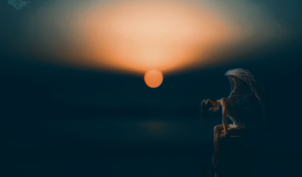 Ангел с черными крыльями на закате солнца