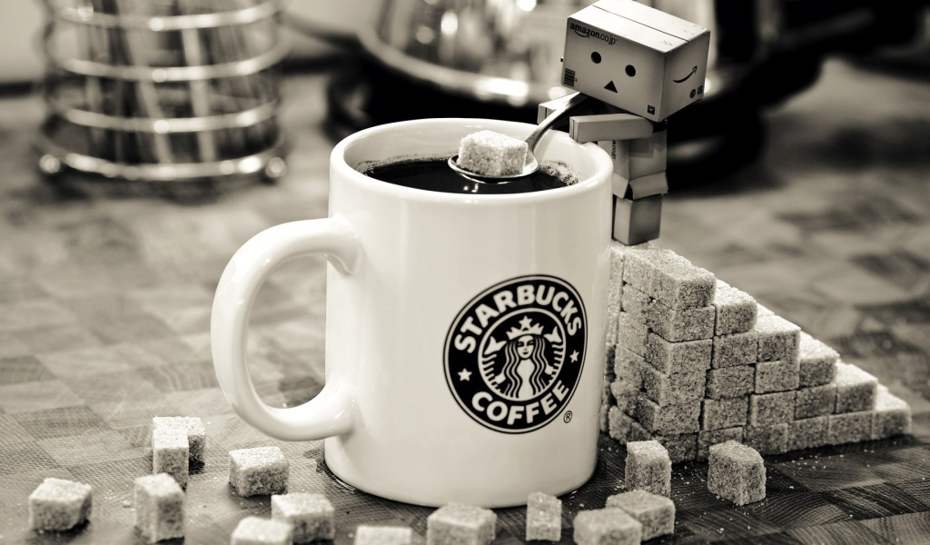 Картонный человечек делает кофе