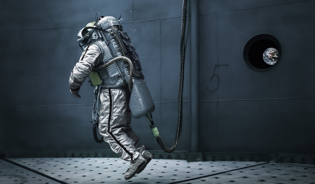 Космонавт в ангаре космической станции