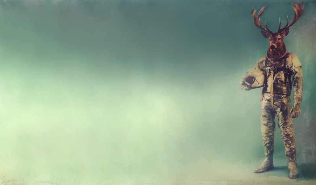 Олень в костюме космонавта