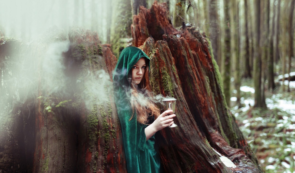 Чародейка с дымящимся кубком в лесу