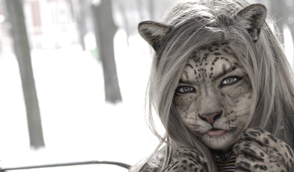 Девушка кошка на фоне снега