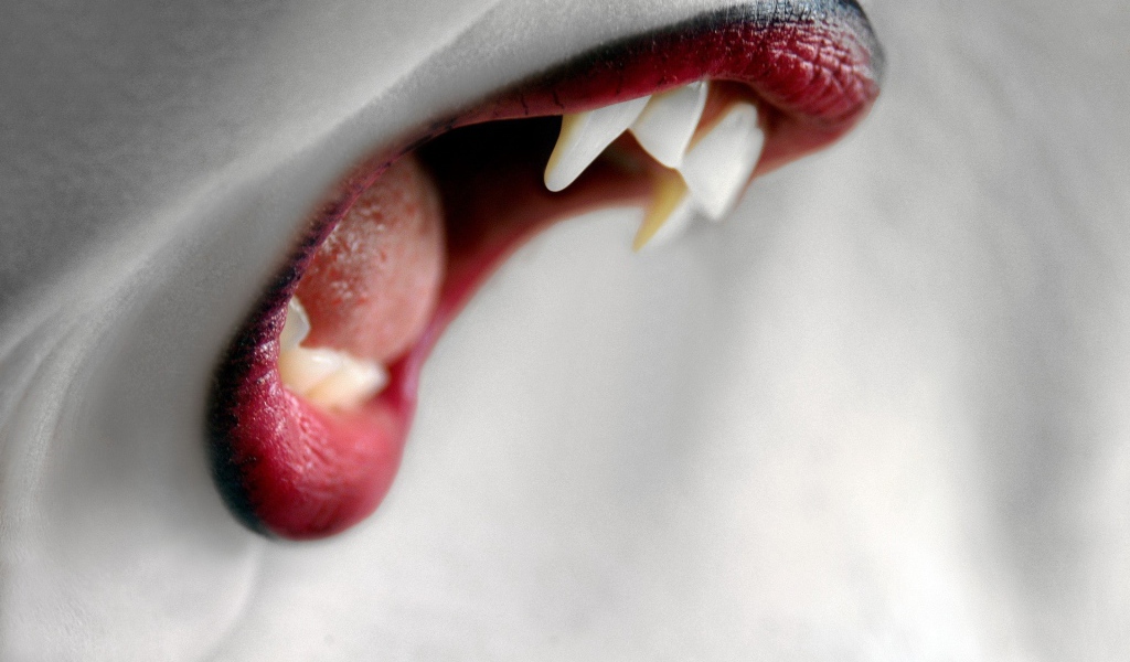 Оскал и клыки вампира