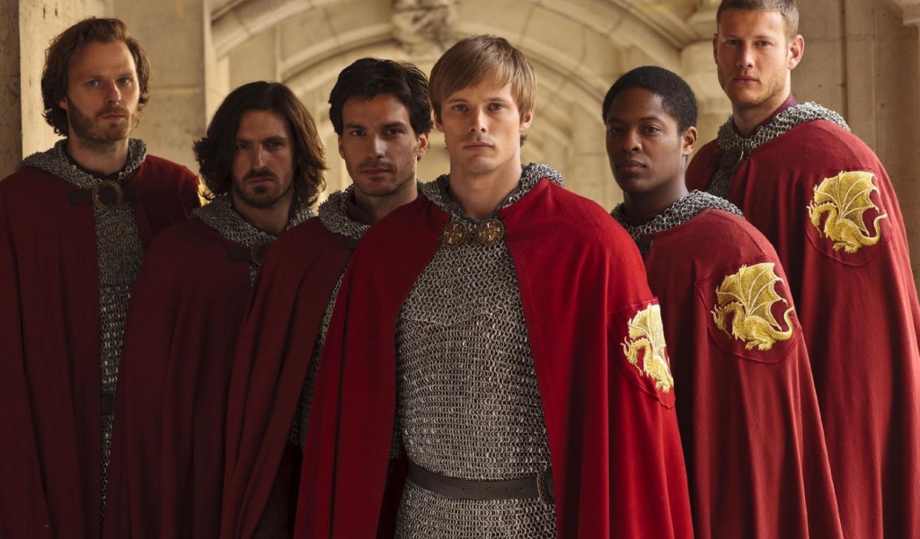 Рыцари в кольчугах и красных накидках