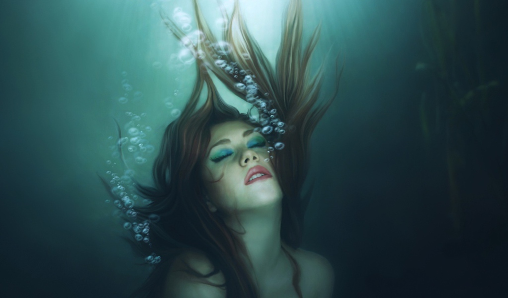 Девушка русалка погружается в воду