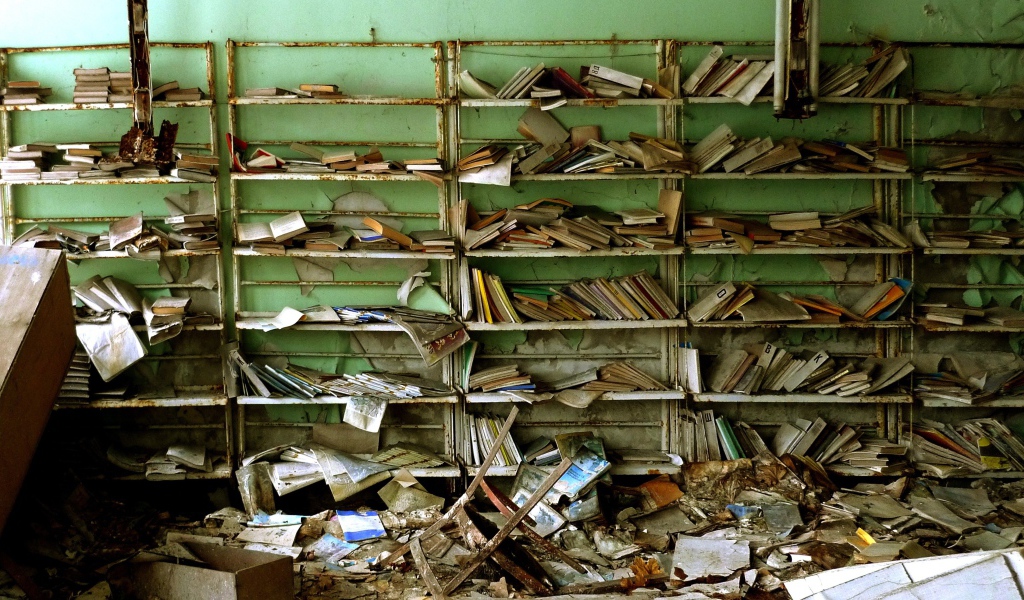 Остатки книг в руинах библиотеки