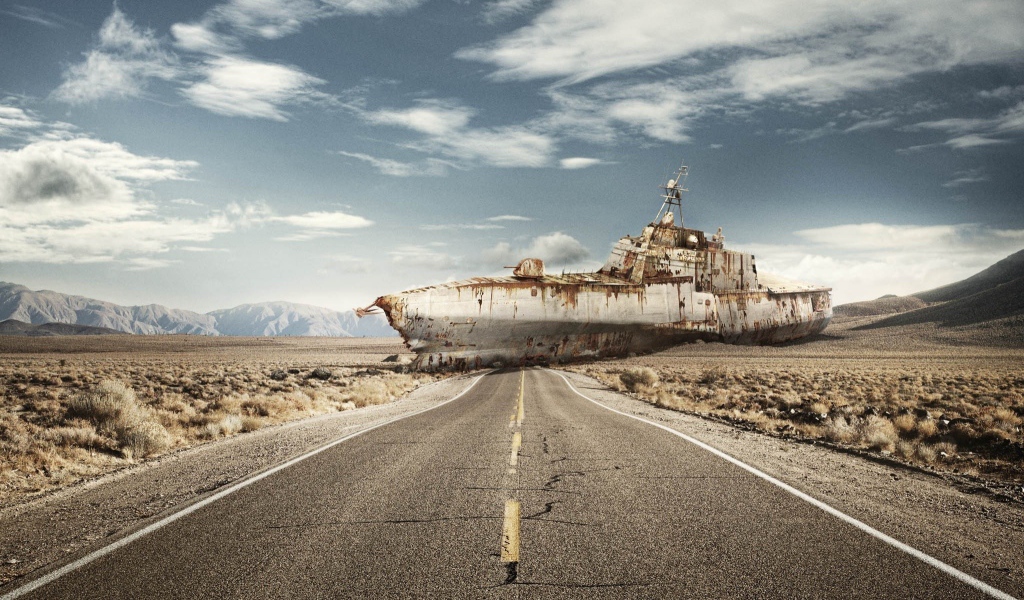 Ржавый корабль преградил дорогу в пустыне