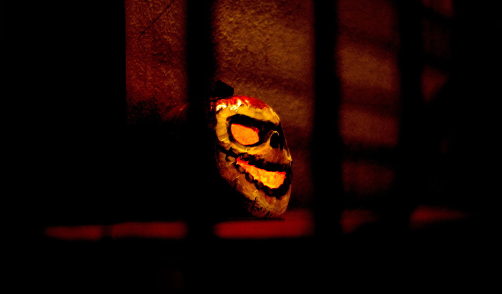 Страшная маска за решеткой