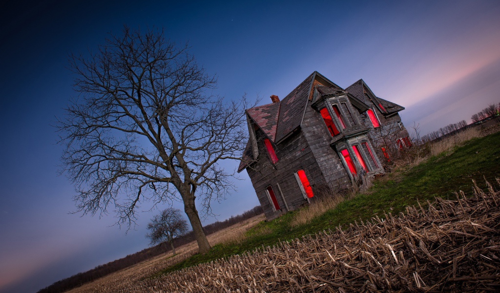 Красное свечение внутри заброшенного дома