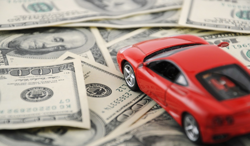 Модель машины на деньгах